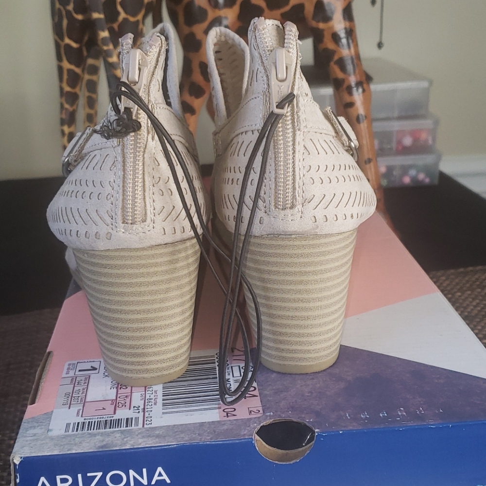 Shoes - Picture 4 of 4